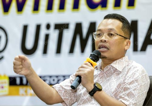 NIK NAZMI NIK AHMAD