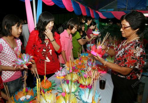 PERAYAAN LOY KRATHONG