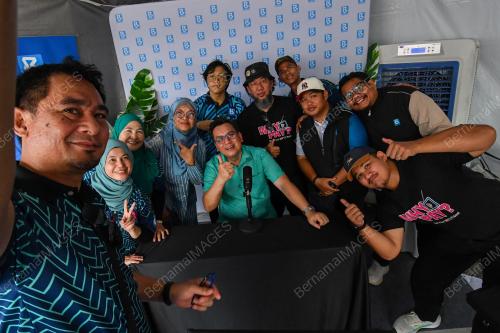 NIK KAMARUZAMAN NIK HUSIN