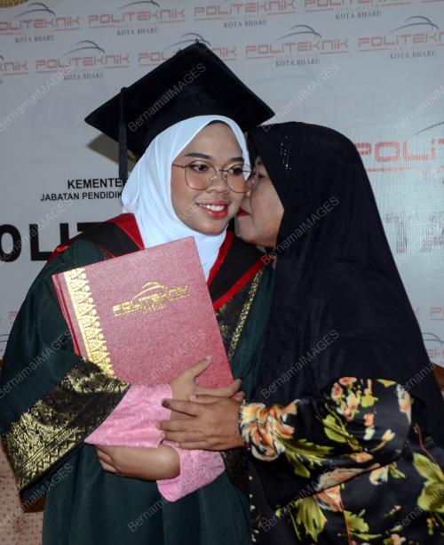ORANG ASLI TERIMA DIPLOMA