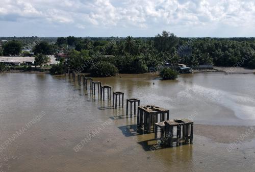 JAMBATAN BIJIH BESI JUBAKAR PANTAI