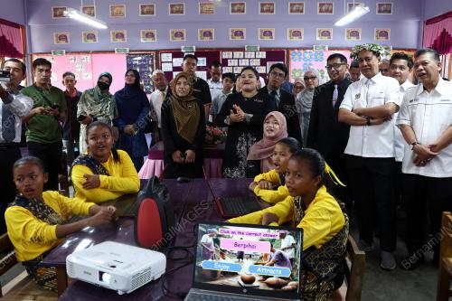 FADHLINA SIDEK