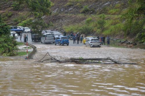 LIMPAHAN AIR SUNGAI BROOKE DI POS BLAU