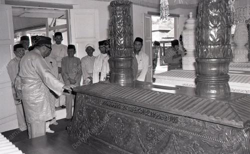 MAKAM DIRAJA LANGGAR