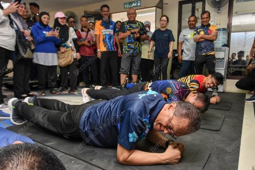 DATUK SERI DR DZULKEFLY AHMAD