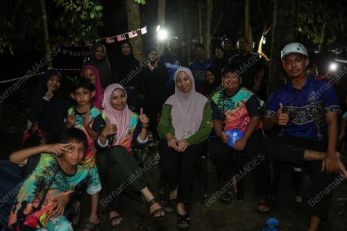 NIGHT ON TREE