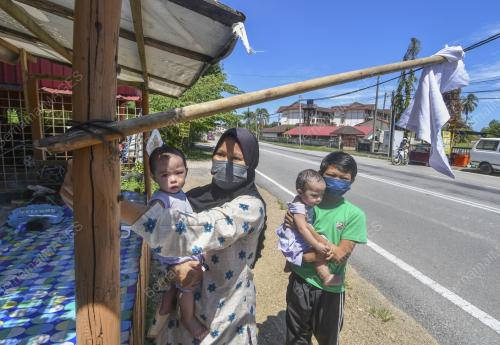 KIBAR BENDERA PUTIH MOHON BANTUAN