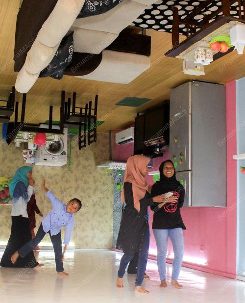 KB08_02092016_UPSIDE_DOWN