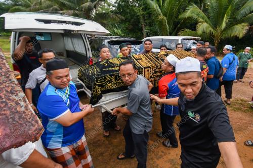 TIGA BERANAK MAUT KERETA DIHEMPAP POKOK