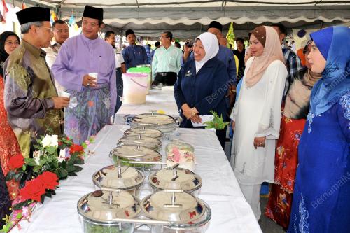 DATUK SERI MUSTAPA MOHAMED