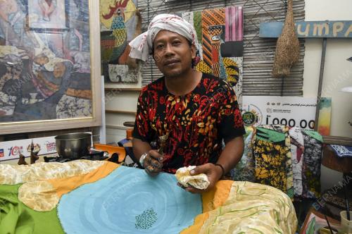 PELUKIS LUKISAN BATIK