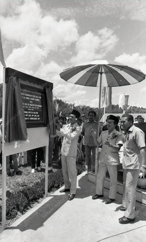 DR. MAHATHIR MOHAMAD