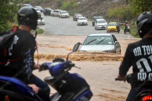LIMPAHAN AIR SUNGAI BROOKE DI POS BLAU