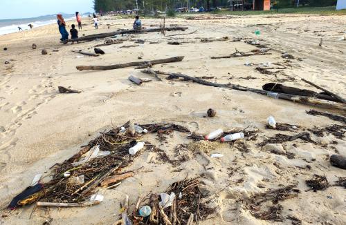 SAMPAH TERDAMPAI DI PANTAI