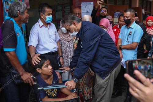DATUK SERI DR DZULKEFLY AHMAD