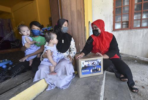KIBAR BENDERA PUTIH MOHON BANTUAN