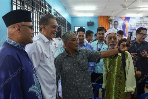 DATUK SERI DR DZULKEFLY AHMAD