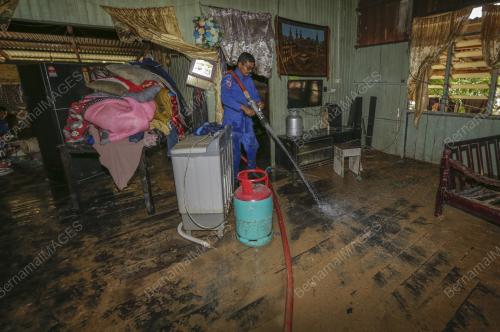 APM BERSIH RUMAH BANJIR