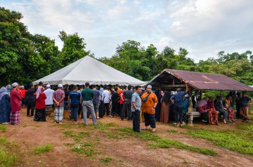 TIGA BERANAK MAUT KERETA DIHEMPAP POKOK