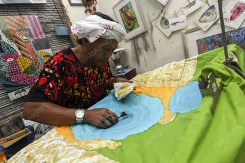 PELUKIS LUKISAN BATIK