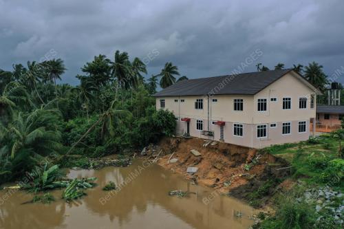 RUNTUHAN TEBING SUNGAI KEMASIN DI KAMPUNG KUAU