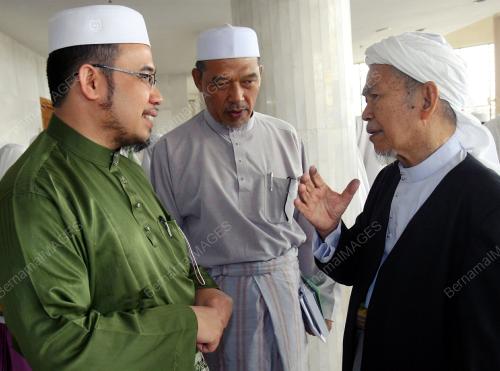 NIK ABDUL AZIZ NIK MAT