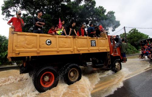 KB09_18122014_LORI_BANJIR
