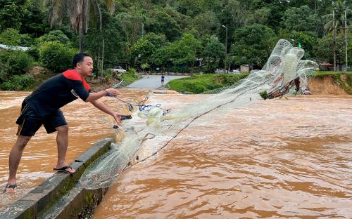 MENJALA IKAN