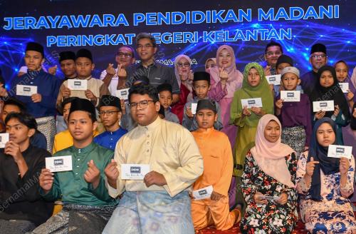FADHLINA SIDEK