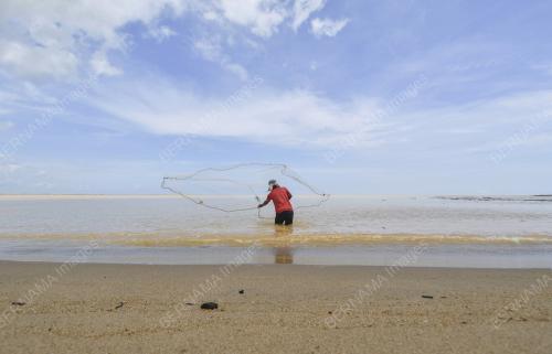 MENJALA IKAN DI PESISIR PANTAI