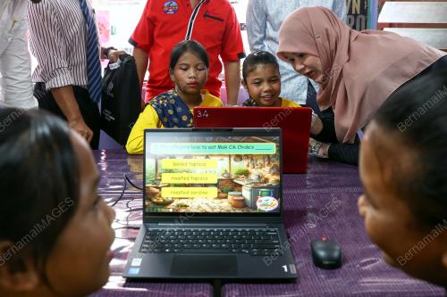 FADHLINA SIDEK