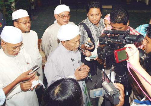 NIK ABDUL AZIZ NIK MAT