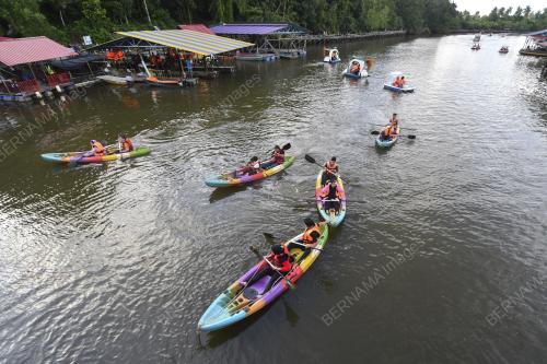 TINJAUAN PENGUNJUNG BERIADAH