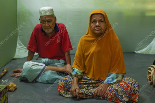 PASANGAN WARGA EMAS