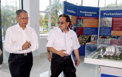 DATUK SERI MUSTAPA MOHAMED