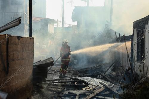 ANGGOTA BOMBA DAN PENYELAMAT MALAYSIA