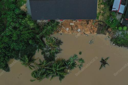 RUNTUHAN TEBING SUNGAI KEMASIN DI KAMPUNG KUAU