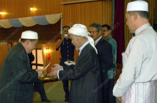 NIK ABDUL AZIZ NIK MAT