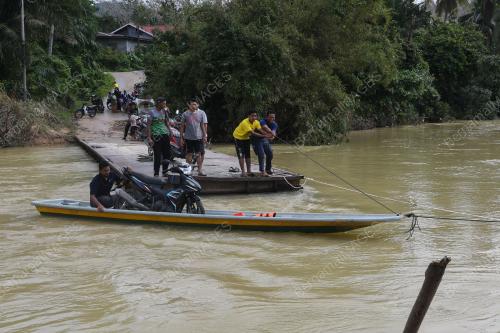 JAMBATAN RUNTUH AKIBAT BANJIR