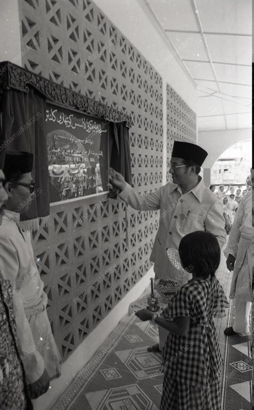 DR. MAHATHIR MOHAMAD