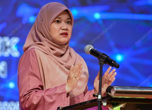 FADHLINA SIDEK