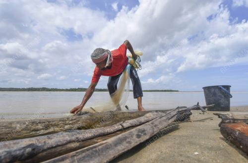 MENJALA IKAN DI PESISIR PANTAI