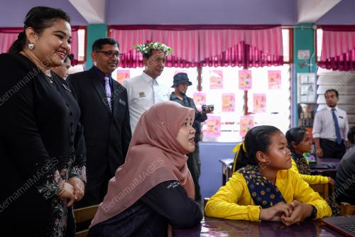 FADHLINA SIDEK