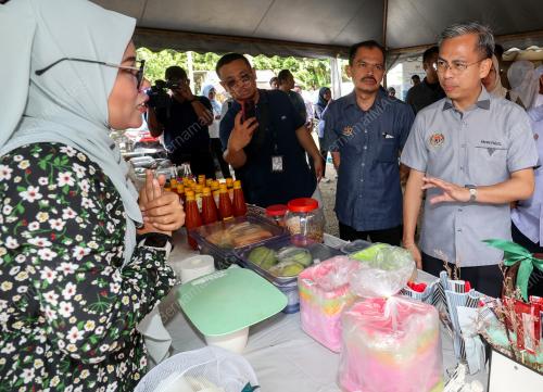 AHMAD FAHMI MOHAMED FADZIL