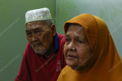 PASANGAN WARGA EMAS