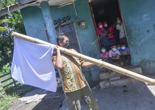 KIBAR BENDERA PUTIH MOHON BANTUAN