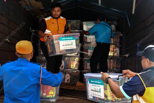 BANTUAN KEPADA MANGSA BANJIR