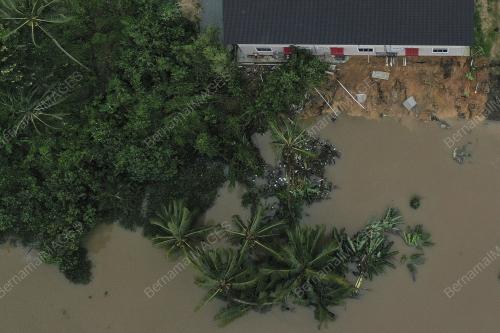 RUNTUHAN TEBING SUNGAI KEMASIN DI KAMPUNG KUAU