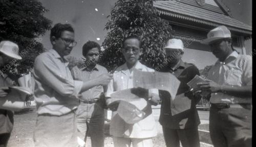 MENTERI BESAR KELANTAN MENAIKI BAS UNTUK MEMBERI NASIHAT