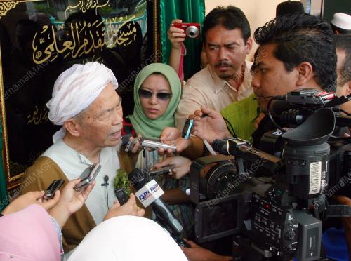 NIK AZIZ